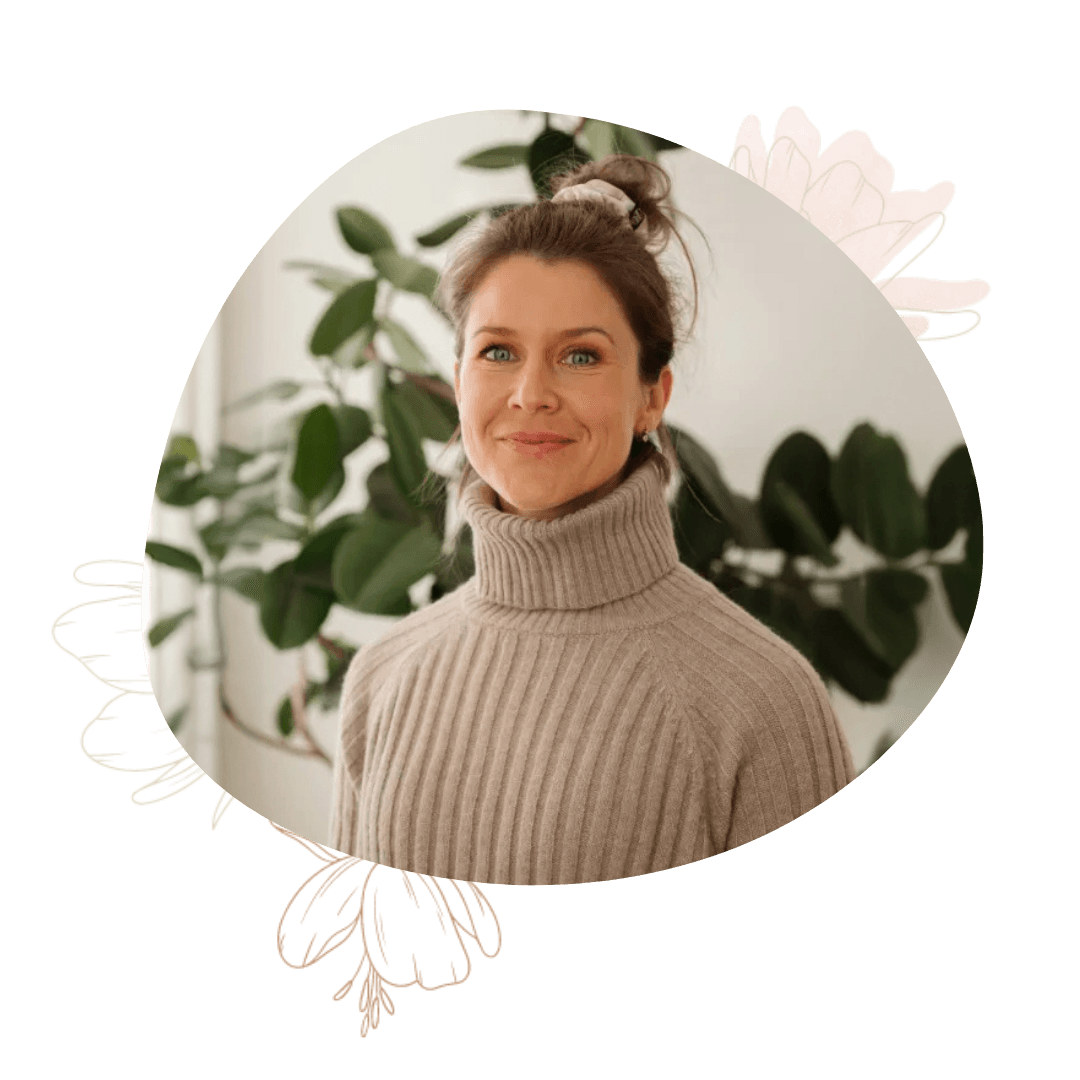 Portrait von Mirijam, im Hintergrund sind grüne Blätter zu sehen.